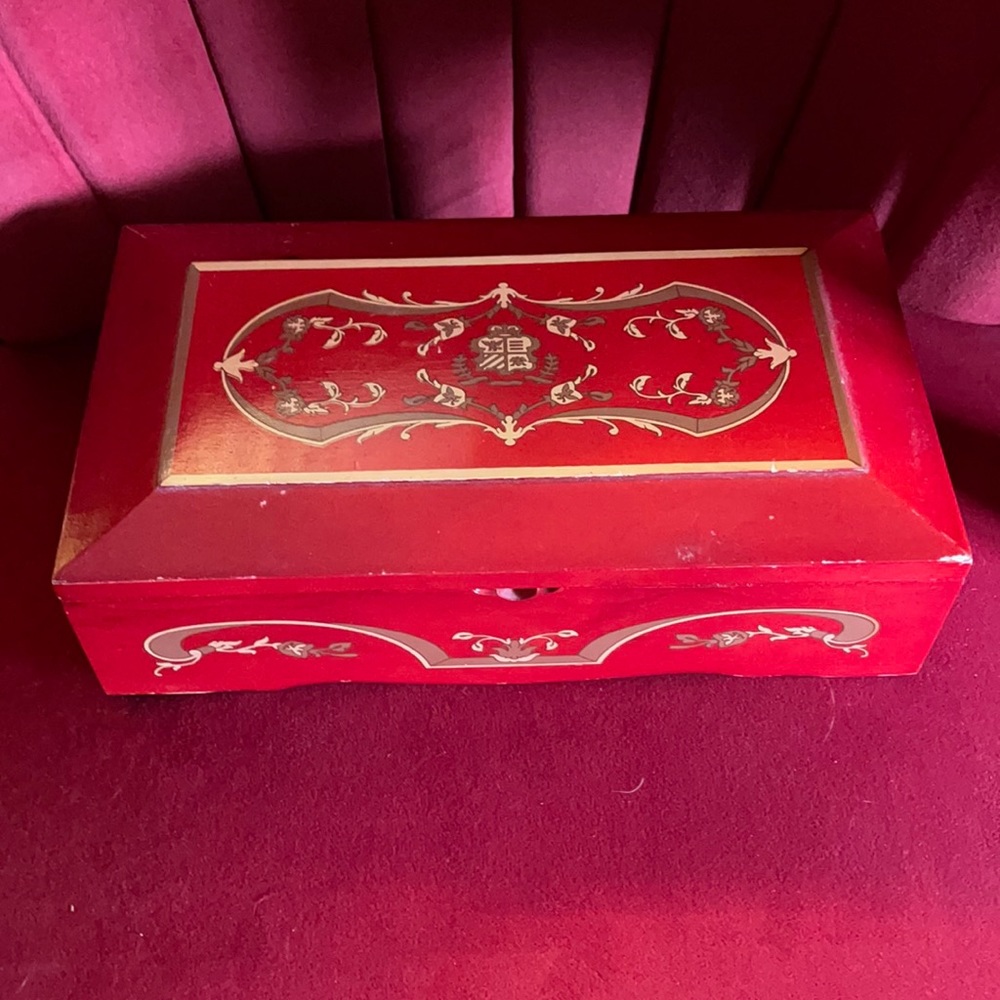 PRINCESS MARCELLA BORGHESE MUSICAL JEWELRY BOX